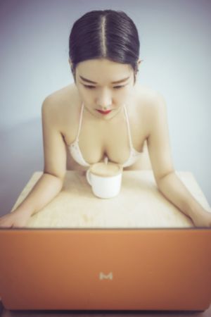 看着领导挺进娇妻的体内电影