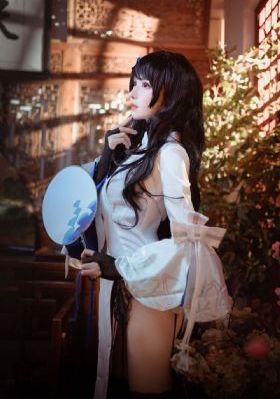 美女把胸全部露出